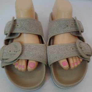 True Time Flat Strappy Sandals Patterned Neutral Colors W Big Bold Buckles Sz 9